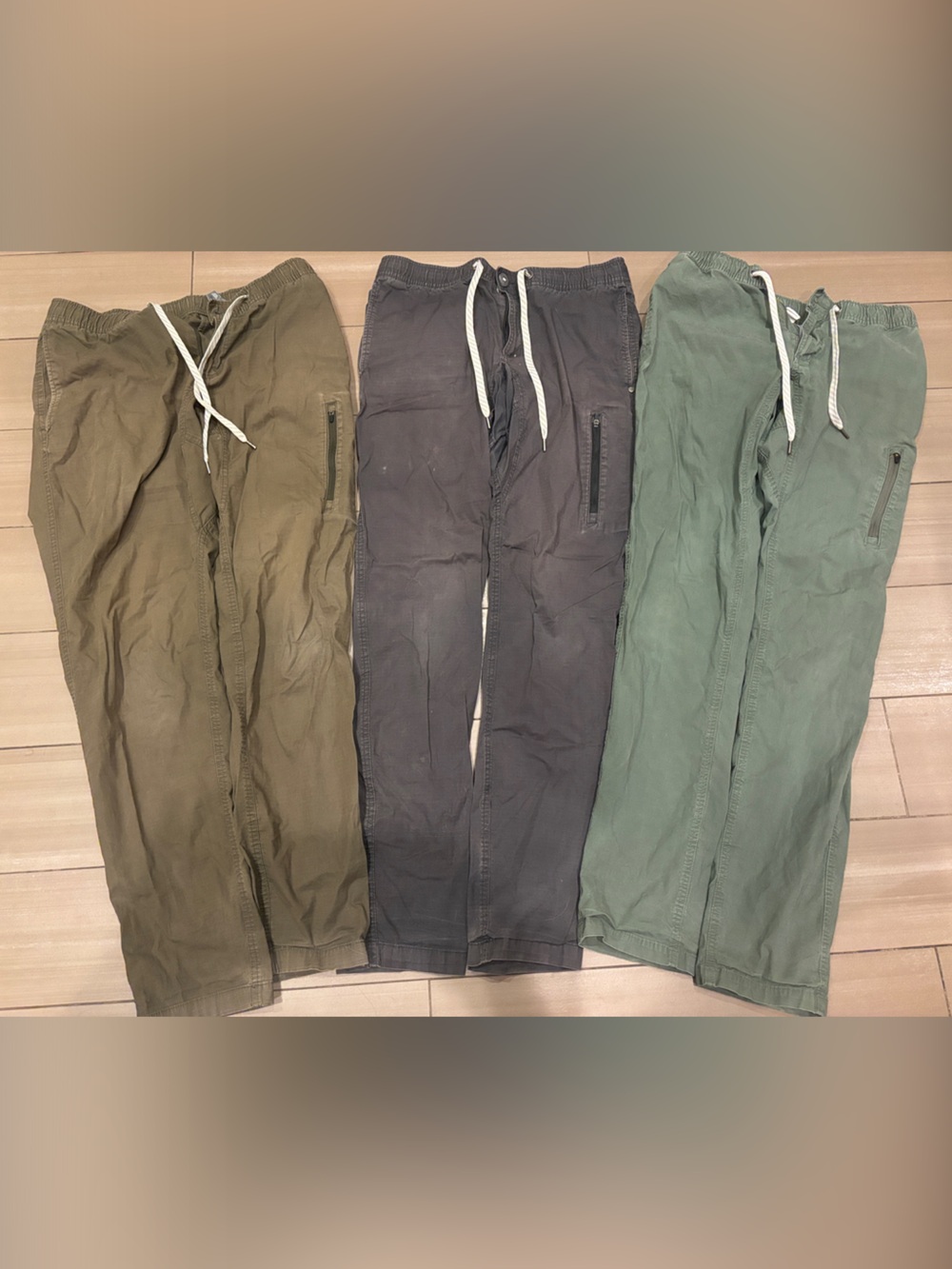 Vuori Men's Drawstring Cargo Joggers - Olive, Charcoal, Sage